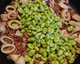 Foto del paso 3 de la receta: Habas con calamares bacon y huevo