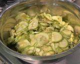 Une image de l'étape 8 de Gratin de courgettes blanches aux poivrons rouges et bouillon de bœuf.