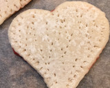 Foto del paso 8 de la receta: Corazones de hojaldre rellenos de mermelada de fresa, sin gluten, sin lactosa