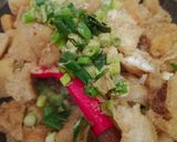 Foto langkah ke 5 dari resep Tumis kerupuk kulit.