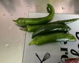 Une image de l'étape 5 de Dorades royales en papillote à l ail, citron et persil avec piments grillés.