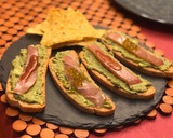 Foto del paso 3 de la receta: Canapés de guacamole, ventresca ahumada, perlas de aceite y salsa kimchi