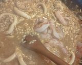 Foto del paso 4 de la receta: Arroz con aros de calamar y langostinos en 30 minutos
