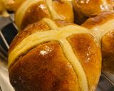 A picture of step 10 of HONEY-GLAZED HOT CROSSBUNS.
