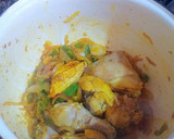 Foto del paso 3 de la receta: Pollo guisado con zanahorias, patatas al macis y azafrán