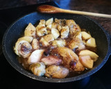 Foto del paso 3 de la receta: Pollo con manzana en salsa al vino tinto