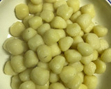 Foto del paso 3 de la receta: Gnocchi con salsa de tomate y salchichas frescas, para peques