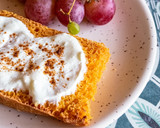 Foto del paso 2 de la receta: Desayuno saludable de tostadas con queso batido, canela y uva 🍇