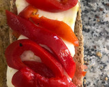Foto del paso 5 de la receta: Bocadillo con tomate, queso fresco, pimientos del piquillo y anchoas