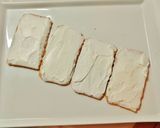 Foto del paso 1 de la receta Tostas con salmón ahumado y queso fresco
