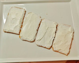 Foto del paso 1 de la receta: Tostas con salmón ahumado y queso fresco