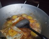 Foto langkah ke 4 dari resep Balado telur dan ubi kuah santan kental.