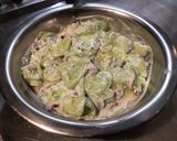 Une image de l'étape 10 de Salade de concombres marinés au chèvre frais, citron, oignon rouge et persil.