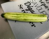 Une image de l'étape 1 de Salade de concombre mariné à la crème, persil et oignon rouge.