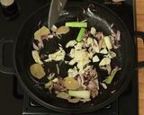 Foto langkah ke 5 dari resep Sohun Ayam Claypot Devina Hermawan.