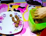 Foto langkah ke 2 dari resep Bola bola coklat kue tanpa di masak.