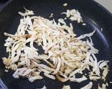 รูปขั้นตอนการทำที่ 2 ของ อกไก่ฉีกผัดกระเทียม
