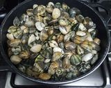 Foto del paso 3 de la receta Almejas con vino blanco ajo, perejil y unas cigalas a la plancha