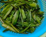 Foto langkah ke 3 dari resep Tumis Genjer Tauco Pedas.