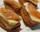 Foto del paso 3 de la receta: Tostas con membrillo, queso brie y salmón ahumado