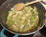 Foto del paso 3 de la receta: Quinoa con alubias blancas, brócoli y alcachofas