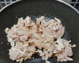 Foto langkah ke 2 dari resep Bacang ketan isi ayam jamur.