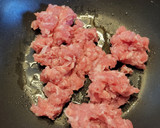 Foto del paso 2 de la receta: Revuelto de garbanzos, con butifarra, huevo y toque de sobrasada y miel
