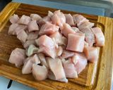 Une image de l'étape 1 de Poulet à la tomate, poivron jaune et cebettes.