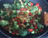 Foto del paso 3 de la receta: Salteado de gambitas con verduras