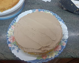 Foto del paso 10 de la receta: Bizcocho de limón y vainilla, buttercream y cobertura de chocolate