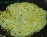 Foto del paso 3 de la receta: Nidos crujientes de fideos de arroz con curry de verduras y pollo a la plancha