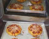 Foto langkah ke 6 dari resep Pizza mini by me.