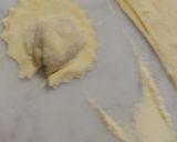 Foto del passaggio 4 della ricetta Tortelloni ripieni di crema al salmone affumicato
