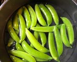 A picture of step 1 of Sugar snap peas with ginger.