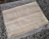 Foto del paso 2 de la receta: Triángulos de hojaldre, crema y manzana