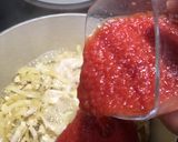 Foto del paso 4 de la receta Pollo en salsa de tomate aromático con hierbas y alcaparras