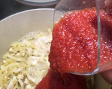 Foto del paso 4 de la receta: Pollo en salsa de tomate aromático con hierbas y alcaparras