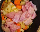 Foto del paso 3 de la receta: Estofado de pollo con patatas y zanahorias