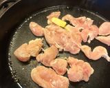 Foto del passaggio 2 della ricetta Pollo ai funghi