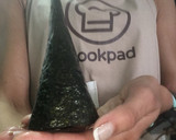 Foto del paso 3 de la receta: Cucurucho crujiente de Nori, atún y gulas con “mahonesa” de aguacate, lima y miel