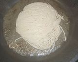 Foto del paso 3 de la receta: Fideos Somen con salsa de curry verde e hígado a la plancha