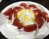 Foto del paso 3 de la receta: Rape a la plancha con guarnición de tomate y cebolla