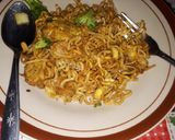 Foto langkah ke 5 dari resep Mie Goreng Brokoli.