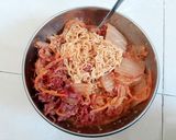 Hình bước làm 4 của món Mỳ bò kimchi