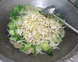 Foto langkah ke 3 dari resep Cah Kailan Toge Bakso.