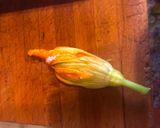 Foto del passaggio 4 della ricetta Fiori di zucca ripieni e fritti