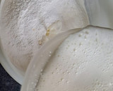 Foto del paso 3 de la receta: Bizcochuelo esponjoso con pera y pasas sin manteca