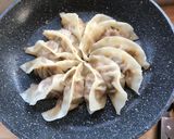 รูปขั้นตอนการทำที่ 8 ของ เกี๊ยวซ่า สูตรทำวันนี้ได้กินชาติหน้า