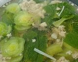 Hình bước làm 3 của món Canh nấm cải thìa nấu thịt xay