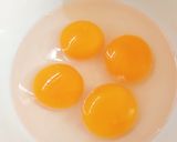 Hình bước làm 2 của món Trứng cuộn giò sống hấp